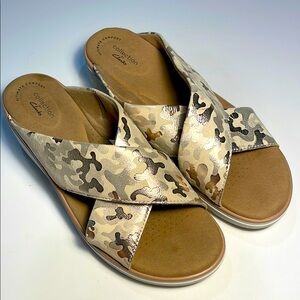 Clarks Jillian Women's Camo Slide Sandal cream and gold size 11 ultimate comfort